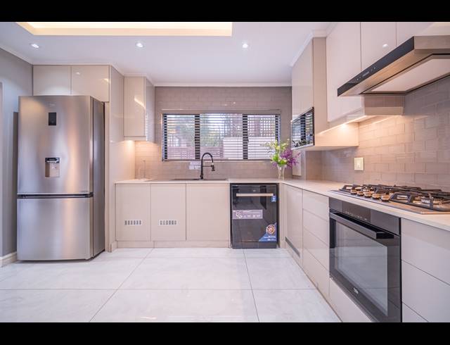3 BEDROOM TOWNHOUSE FOR SALE IN IZINGA RIDGE